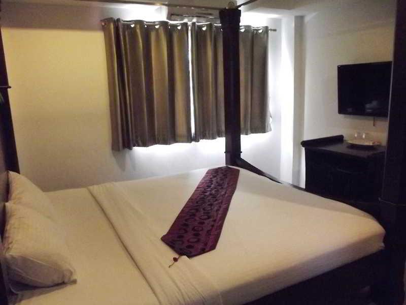 Richly Villa Bangkok Bagian luar foto
