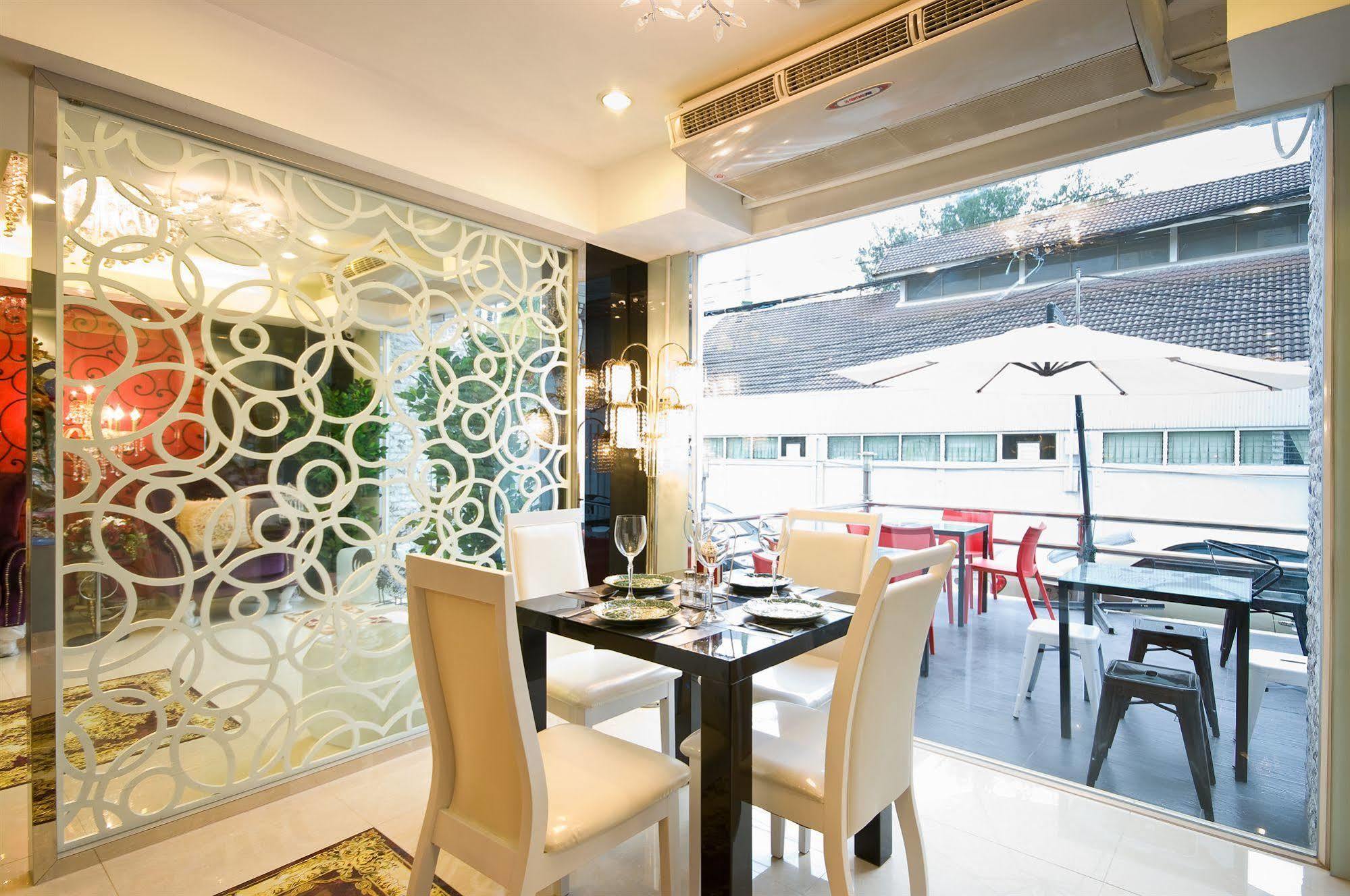 Richly Villa Bangkok Bagian luar foto