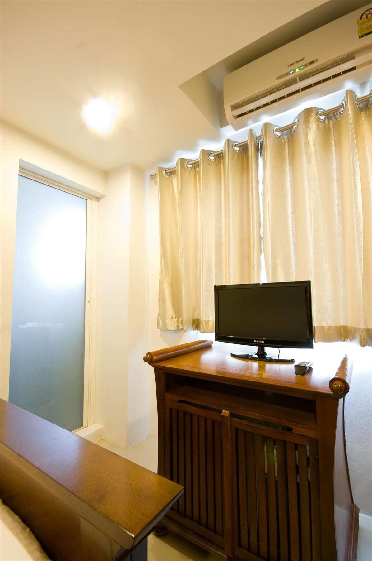 Richly Villa Bangkok Bagian luar foto
