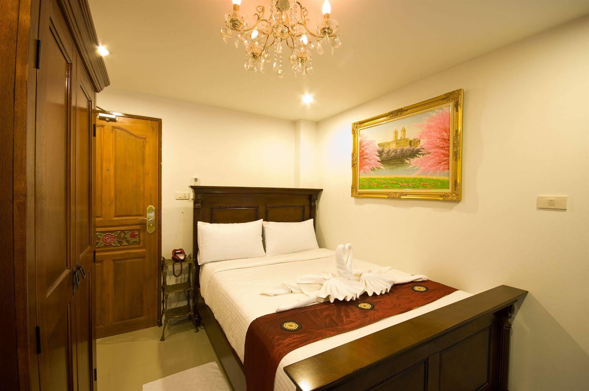 Richly Villa Bangkok Bagian luar foto