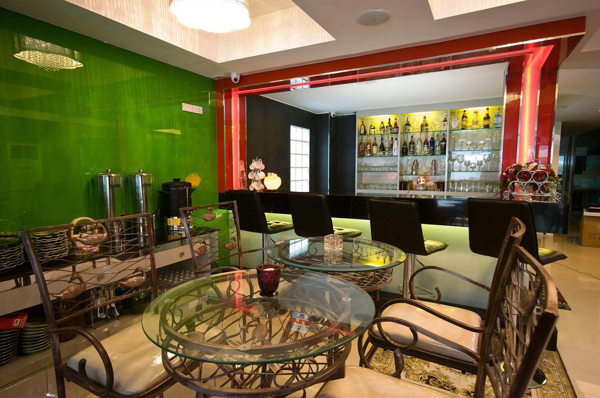 Richly Villa Bangkok Bagian luar foto