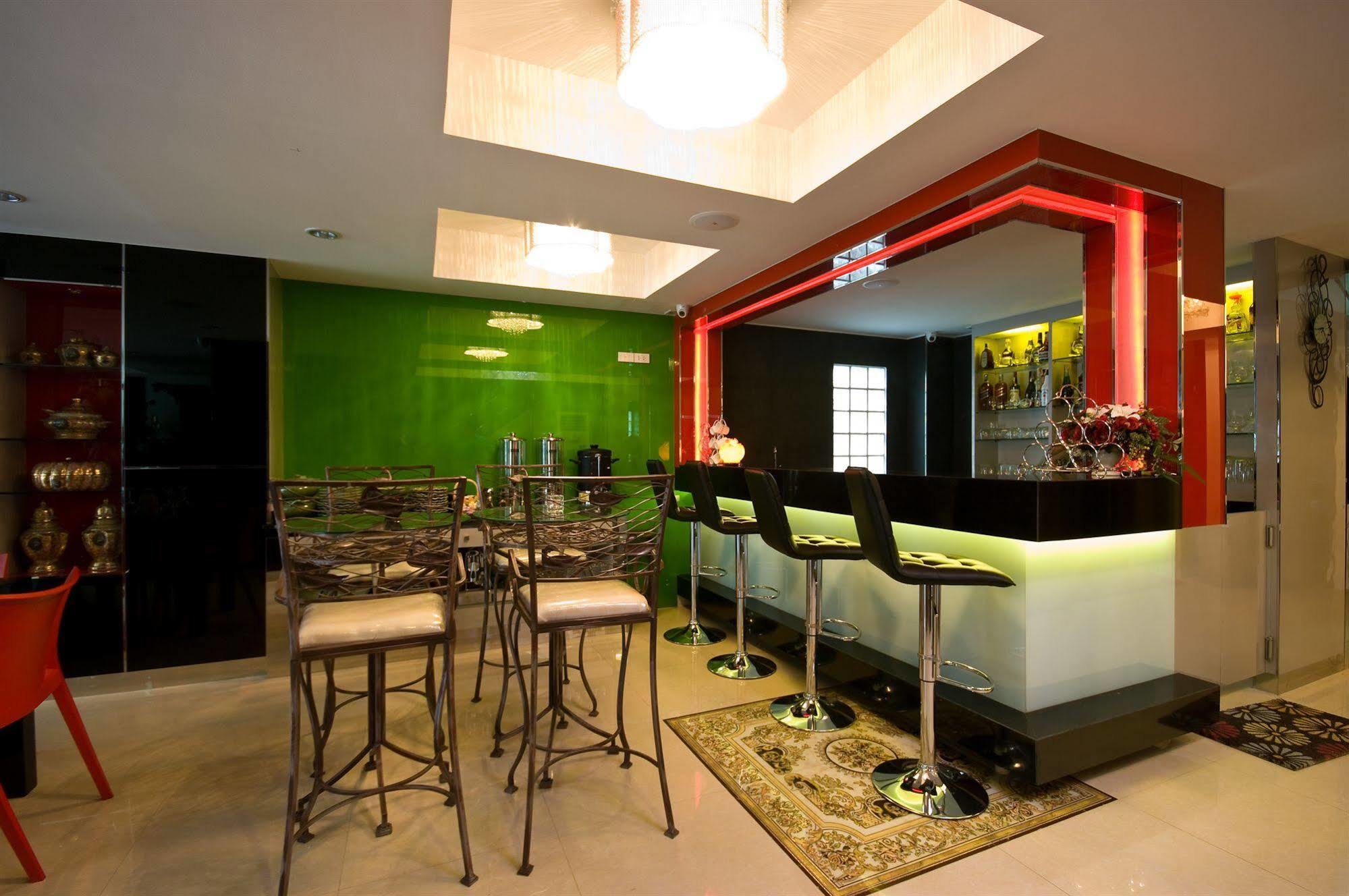 Richly Villa Bangkok Bagian luar foto