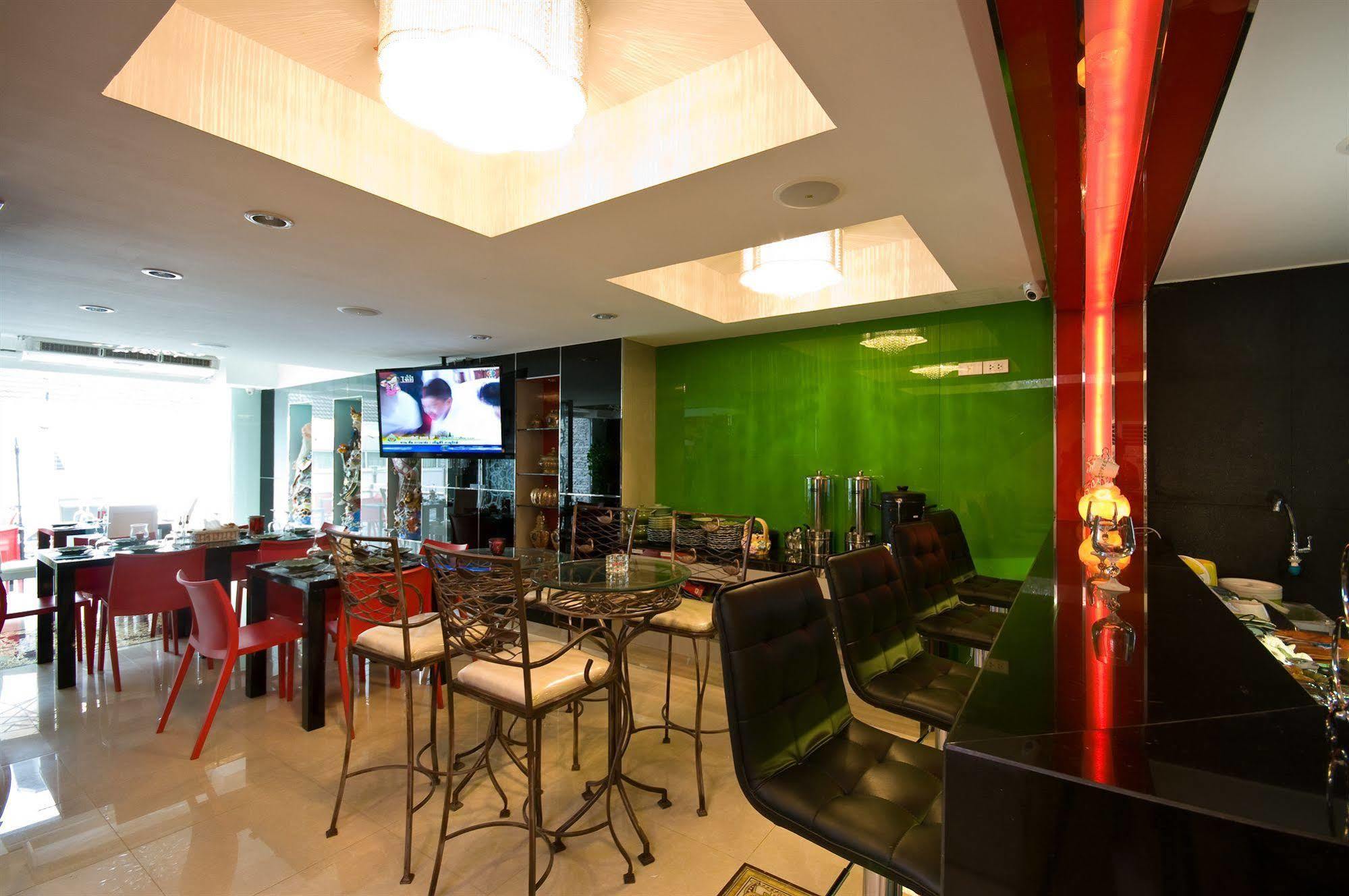 Richly Villa Bangkok Bagian luar foto